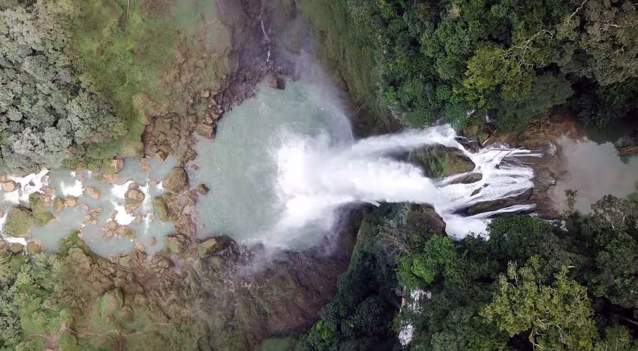 Matayangu Blue waterfall in Sumba Cascade bleue à Sumba Vue de Drone Matayangu Blue waterfall in Sumba Cascade bleue à Sumba Vue de Drone